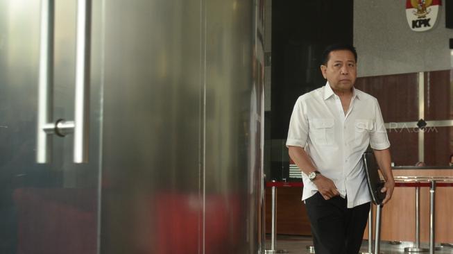 Mantan Ketua DPR Setya Novanto berjalan keluar usai pemeriksaan di Gedung KPK, Jakarta, Senin (27/8). Setya Novanto diperiksa dalam penyidikan kasus dugaan suap terkait kesepakatan kontrak kerja sama pembangunan PLTU Riau-1 dengan tersangka Mantan Menteri Sosial Idrus Marham. [Suara.com/Muhaimin A Untung]