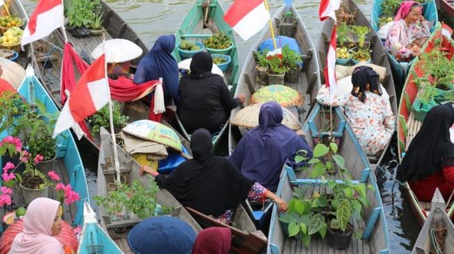 Festival Pasar Terapung, Banjarmasin. (Dok: Kemenpar)