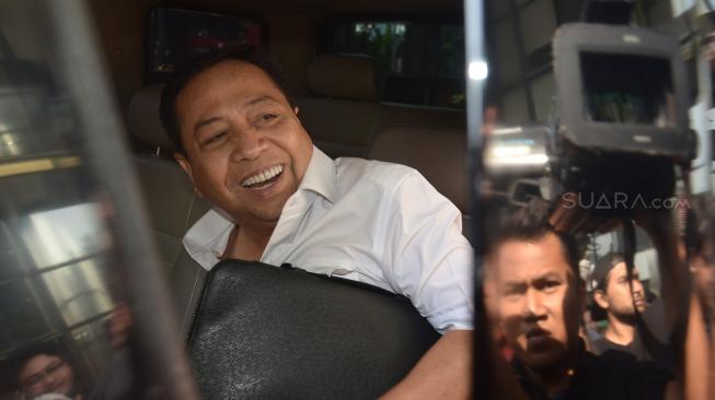 Mantan Ketua DPR Setya Novanto berjalan keluar usai pemeriksaan di Gedung KPK, Jakarta, Senin (27/8). Setya Novanto diperiksa dalam penyidikan kasus dugaan suap terkait kesepakatan kontrak kerja sama pembangunan PLTU Riau-1 dengan tersangka Mantan Menteri Sosial Idrus Marham. [Suara.com/Muhaimin A Untung]