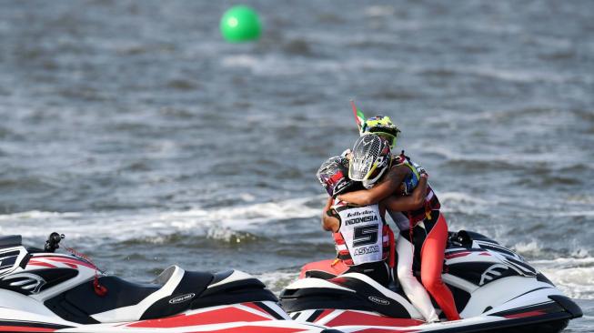 Pejetski Indonesia Aqsa Sutan Aswar (5), Aero Sutan Aswar (kanan), dan Saud Ahmad (tak tampak) pejetski Arab Saudi merayakan kemenangan usai lomba pamungkas kelas Endurance Runabout Open Asian Games 2018 di Jetski Indonesia Academy, Ancol, Jakarta, Minggu (26/8). ANTARA FOTO/INASGOC/Bram Selo Agung