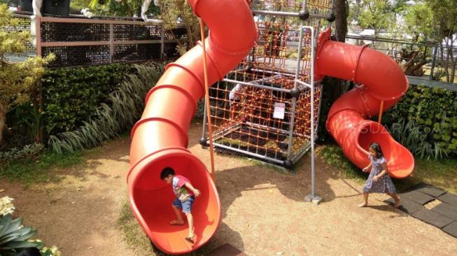 Anak-anak senang bermain di Lapangan Banteng, karena kini ada taman bermain. (Suara.com/Firsta Nodia)