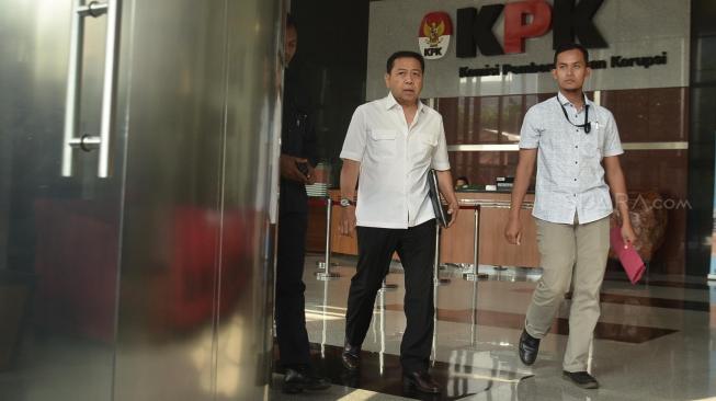 Mantan Ketua DPR Setya Novanto berjalan keluar usai pemeriksaan di Gedung KPK, Jakarta, Senin (27/8). Setya Novanto diperiksa dalam penyidikan kasus dugaan suap terkait kesepakatan kontrak kerja sama pembangunan PLTU Riau-1 dengan tersangka Mantan Menteri Sosial Idrus Marham. [Suara.com/Muhaimin A Untung]