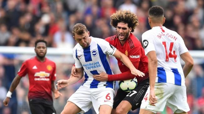 Pemain Manchester United Marouane Fellaini saat menghadapi Brighton & Hove Albion di American Express Community Stadium pada 19 Agustus [AFP]