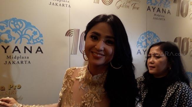 Dewi Perssik di acara 10th Dermapro Anniversary Invicible Beauty of Golden Time, Karet, Jakarta Barat, Minggu (26/8/2018).