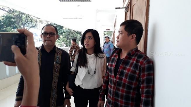 Istri Delon Thamrin, Yeslin Wang saat ditemui di Pengadilan Negeri Jakarta Barat, Senin (27/8/2018). [suara.com/Ismail]