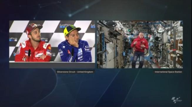 Andrea Dovizioso dan Valentino Rossi terpukau penuturan Asronot Drew Feustel [YouTube: MotoGP].