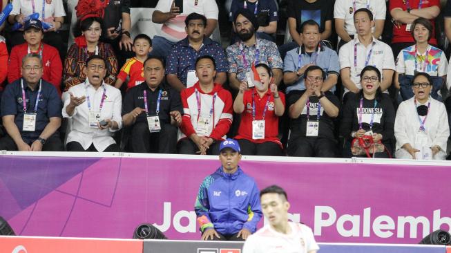 Final bulutangkis individual Asian Games 2018 menyedot antusiasme publik, termasuk pejabat seperti Presiden ke-5 Ri Megawati Soekarnoputri, Kepala BIN Budi Gunawan, Gubernur DKI Jakarta Anies Baswedan, dan menteri-menteri Kabinet Kerja.(Suara.com/Oke Dwi Atmaja)