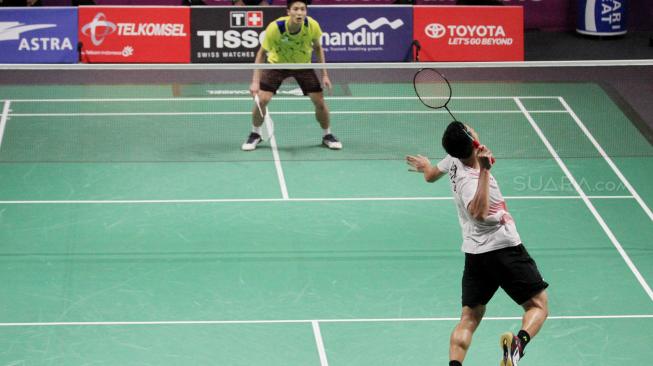 Jonatan berhasil meraih medali emas usai menaklukan tunggal putra China Taipei, Chou Tien Chen dengan skor 21-18, 20-22 dan 21-15.(Suara.com/Oke Dwi Atmaja)