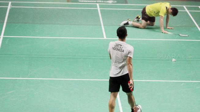 Jonatan berhasil meraih medali emas usai menaklukan tunggal putra China Taipei, Chou Tien Chen dengan skor 21-18, 20-22 dan 21-15.(Suara.com/Oke Dwi Atmaja)