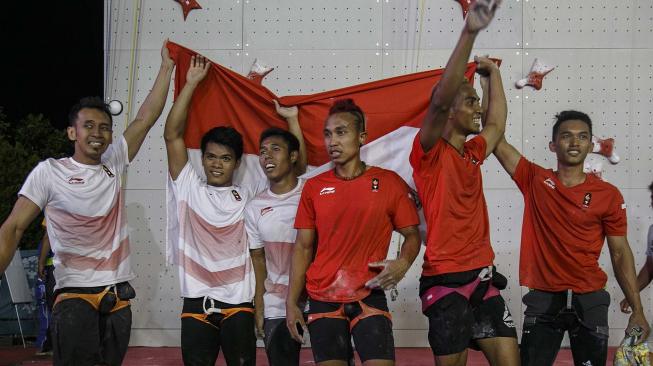 Regu panjat tebing Indonesia melakukan selebrasi setelah menang pada final speed relay putra Asian Games 2018 di Arena Panjat Tebing Jakabaring Sport City, Palembang, Sumatera Selatan, Senin (27/8). ANTARA FOTO/INASGOC/Hendra Nurdiyansyah