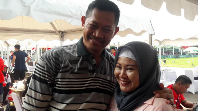 Zaenudin dan Ratih Widyanti, orang tua pemanah putri Indonesia, Diananda Choirunisa. [Suara.com/Rizki Nurmansyah]