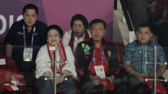 Final bulutangkis individual Asian Games 2018 menyedot antusiasme publik, termasuk pejabat seperti Presiden ke-5 Ri Megawati Soekarnoputri, Kepala BIN Budi Gunawan, Gubernur DKI Jakarta Anies Baswedan, dan menteri-menteri Kabinet Kerja.(Suara.com/Oke Dwi Atmaja)