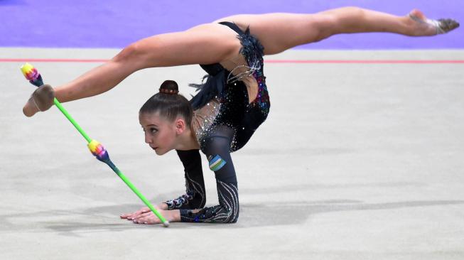 Pesenam Uzbekistan, Sabina Tashkenbaeva, saat tampil di babak kualifikasi individual senam ritmik alat gada Asian Games 2018 di JIExpo Kemayoran, Jakarta, Senin (27/8/2018). [Antara/INASGOC/Rakhmawaty La'lang]