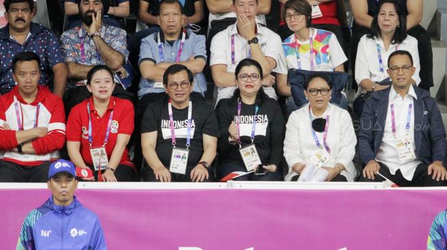 Final bulutangkis individual Asian Games 2018 menyedot antusiasme publik, termasuk pejabat seperti Presiden ke-5 Ri Megawati Soekarnoputri, Kepala BIN Budi Gunawan, Gubernur DKI Jakarta Anies Baswedan, dan menteri-menteri Kabinet Kerja.(Suara.com/Oke Dwi Atmaja)