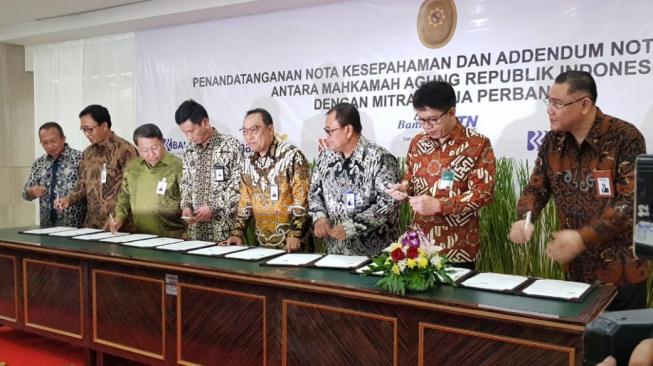 Bank Rakyat Indonesia (BRI) dan Mahkamah Agung (MA) menandatangani nota kesepahaman tentang Penyediaan dan Pemanfaatan Layanan Jasa Perbankan, di Balairung MA, Jakarta, 28 Agustus 2018.  (Dok: Bank BRI)