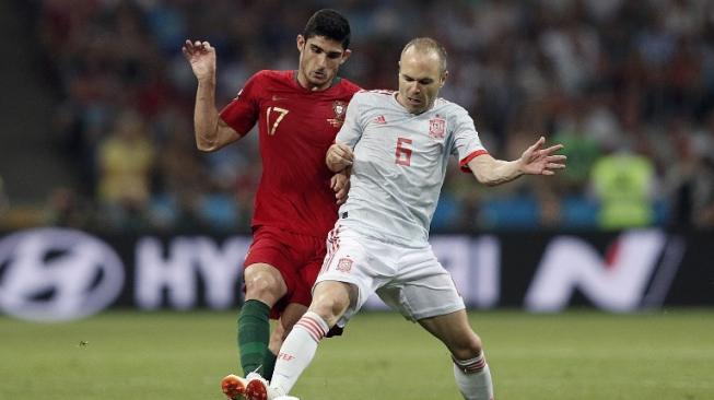 Goncalo Guedes (kiri) saat memperkuat Timnas Portugal di ajang Piala Dunia 2018. [Adrian DENNIS / AFP]