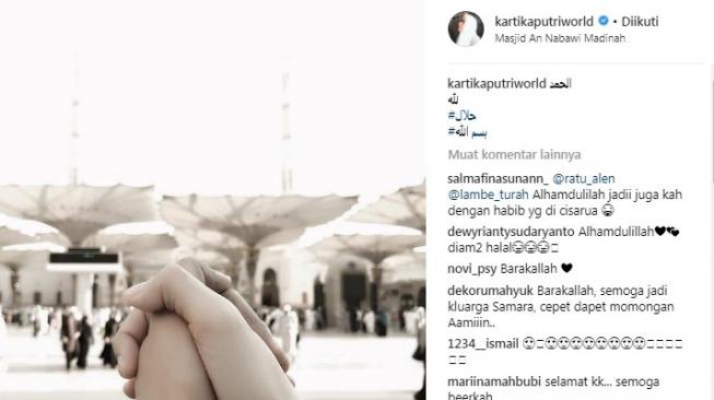 Foto Kartika Putri menggenggam tangan seorang lelaki. [Instagram]