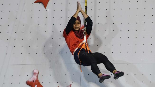 Altet panjat tebing Indonesia Puji Lestari melakukan selebrasi setelah menang pada final speed relay putri Asian Games 2018 di Arena Panjat Tebing Jakabaring Sport City, Palembang, Sumatera Selatan, Senin (27/8). ANTARA FOTO/INASGOC/Hendra Nurdiyansyah