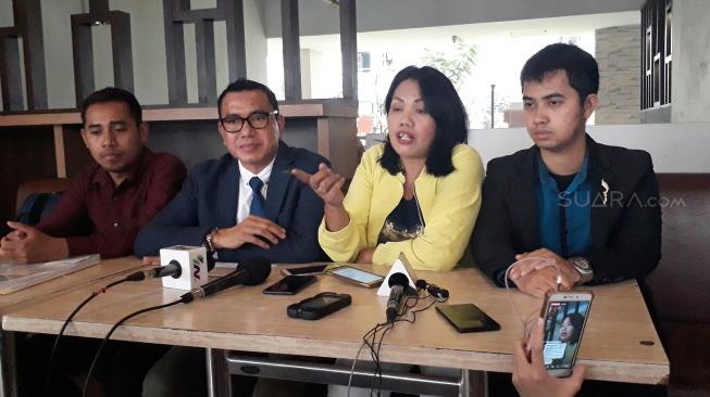 Ely Sugigi bersama tim pengacara menggelar konfrensi pers terkait kasusnya dengan Tessa Mariska. (Ismail/Suara.com)