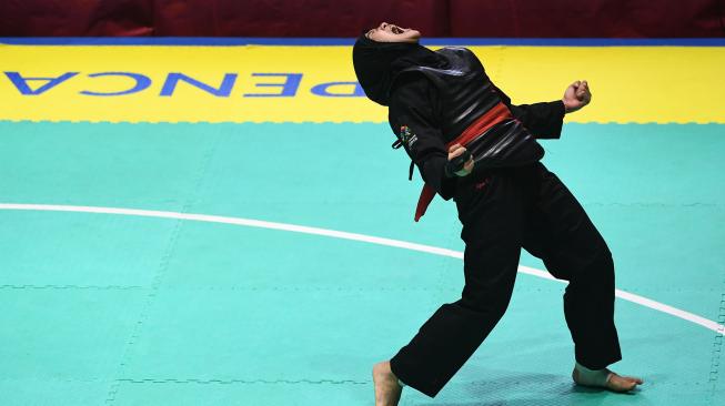 Ekspresi pesilat Indonesia Pipiet Kamelia usai mengalahkan pesilat Vietnam Thi Cam Nhi Nguyen dalam babak final Kelas D Putri Asian Games 2018 di Padepokan Pencak Silat Taman Mini Indonesia Indah (TMII), Jakarta, Rabu (29/8). ANTARA FOTO/INASGOC/Melvinas Priananda