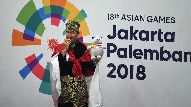 Pesilat Indonesia peraih medali emas Sugianto berpose usai upacara penyerahan medali nomor tunggal putra pencak silat seni Asian Games 2018 di Padepokan Pencak Silat Taman Mini Indonesia Indah (TMII), Jakarta, Rabu (29/8). ANTARA FOTO/INASGOC/Melvinas Priananda