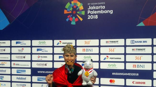 Pesilat Indonesia Sugianto tampil dalam babak final nomor seni tunggal putra pencak silat Asian Games 2018 di Padepokan Pencak Silat,Taman Mini, Jakarta, Rabu (29/8). [Suara.com/Rizki Nurmansyah]