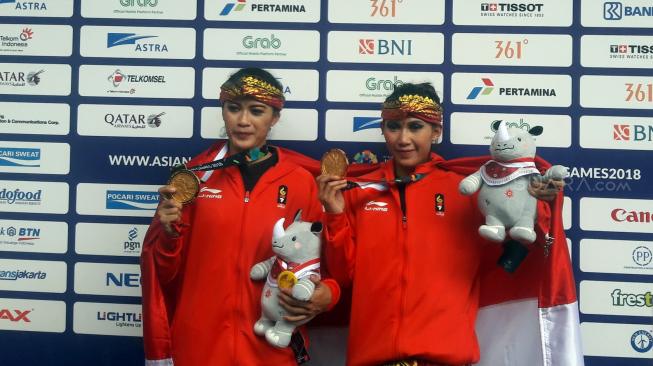 Pasangan pesilat Indonesia Ayu Sidan Wilantari dan Ni Made Dwiyanti meraih medali emas ganda putri pencak silat Asian Games 2018 di Padepokan Pencak Silat, Taman Mini, Jakarta, Rabu (29/8). [Suara.com/Rizki Nurmansyah]