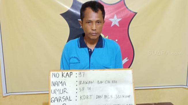 Suami Bacok Istri dan Anak saat Hendak Berangkat Sekolah