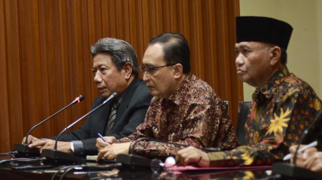 Ketua KPK Agus Rahardjo, Wakil Ketua Mahkamah Konstitusi Bidang Non Yudisial Sunarto, dan Juru Bicara Mahkamah Agung Suhadi bersiap memberikan keterangan pers di Gedung KPK, Jakarta, Rabu (28/8). [Suara.com/Muhaimin A Untung] 