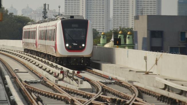 Pengunjung saat mengikuti uji coba kereta ringan atau Light Rapid Transit (LRT), Jakarta, Rabu (29/8). [Suara.com/Muhaimin  A Untung]