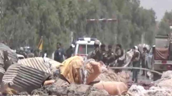 Taliban Serang Konvoi Militer Tewaskan 90 Orang, Termasuk Gubernur