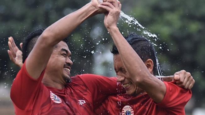 Kapten Persija Jakarta, Ismed Sofyan (kanan) merayakan ulang tahunnya bersama penyerang Bambang Pamungkas. [laman resmi Persija]