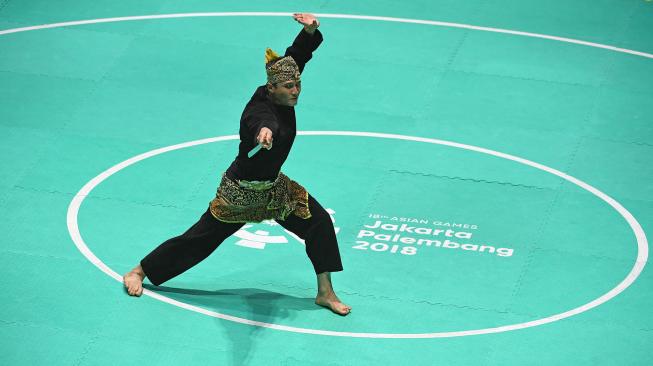 Pesilat Indonesia Sugianto tampil dalam babak final tunggal putra pencak silat seni Asian Games 2018 di Padepokan Pencak Silat Taman Mini Indonesia Indah (TMII), Jakarta, Rabu (29/8). ANTARA FOTO/INASGOC/Melvinas Priananda