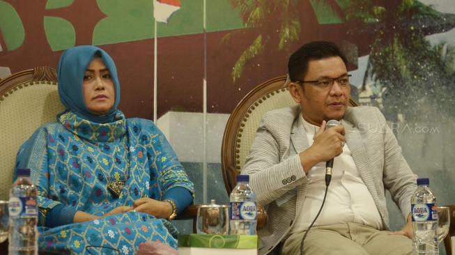 Wakil Ketua Komisi VII DPR RI TB Ace Hasan Syadzily, Wakil Ketua Komisi II DPR RI Ahmad Riza Patria, dan Pakar Komunikasi Politik Universitas Jaya Baya Lely Arrianie berbicara saat diskusi di Gedung Nusantara III, Komplek Parlemen, Jakarta, Kamis (30/8). Diskusi tersebut membahas isu politik tejadi mengenai Pelukan Jokowi-Prabowo saat menonton di perhelatan Asian Games. [Suara.com/Muhaimin A Untung]