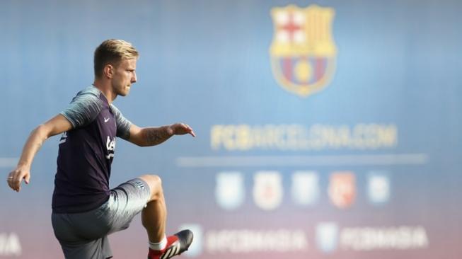 Pemain Barcelona Ivan Rakitic mengikuti sesi latihan di Joan Gamper pada 24 Agustus 2018 [AFP]