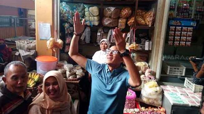 Sambangi Pasar Beringharjo, Sandiaga Uno Lempar Ciuman