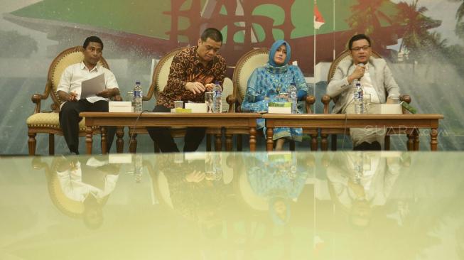 Wakil Ketua Komisi VII DPR RI TB Ace Hasan Syadzily, Wakil Ketua Komisi II DPR RI Ahmad Riza Patria, dan Pakar Komunikasi Politik Universitas Jaya Baya Lely Arrianie berbicara saat diskusi di Gedung Nusantara III, Komplek Parlemen, Jakarta, Kamis (30/8). Diskusi tersebut membahas isu politik tejadi mengenai Pelukan Jokowi-Prabowo saat menonton di perhelatan Asian Games. [Suara.com/Muhaimin A Untung]