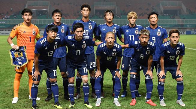 Tim sepak bola Jepang pada sesi foto sebelum bertanding melawan tim sepak bola Uni Emirat Arab pada Babak Putra Semifinal Asian Games 2018 di Stadion Pakan Sari, Bogor, Jawa Barat, Rabu (29/8). ANTARA FOTO/INASGOC/Dhemas Reviyanto/