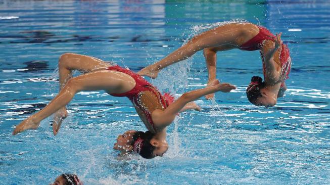 Tim renang artistik Hong Kong menampilkan gerakan dalam final Renang Artistik nomor "Technical Routine" Asian Games ke-18 Tahun 2018 di Aquatic Center, Gelora Bung Karno Senayan, Jakarta, Rabu (29/8). ANTARA FOTO/INASGOC/Irwin Fedriansyah