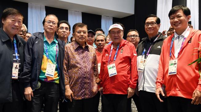 Wakil Presiden Jusuf Kalla ( ketiga dari kiri) dan atlet bridge Indonesia, Michael Bambang Hartono (ketiga dari kanan) saat berkunjung di pertandingan bridge Asian Games 2018 di Jakarta International Expo, Kemayoran, Jakarta, Selasa (28/8). [Antara/INASGOC/Andry Prasetyo]
