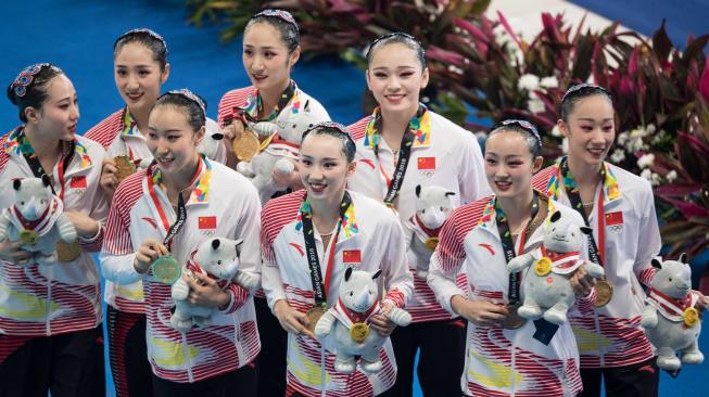 Tim Renang Artistik Cina memperoleh medali emas setelah berlaga pada Final Beregu di Asian Games 2018 di Aquatic Center, Gelora Bung Karno, Jakarta, Rabu (29/8). ANTARA FOTO/INASGOC/Jurnasyanto Sukarno