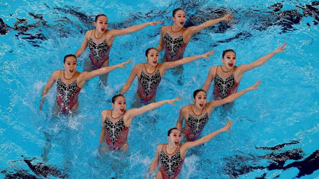 Tim renang artistik Cina menampilkan gerakan dalam final "Technical Routine" Renang Artistik Asian Games ke-18 tahun 2018 di Aquatic Center, Gelora Bung Karno, Jakarta, Rabu (29/8). ANTARA FOTO/INASGOC/Sigid Kurniawan