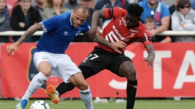 Pemain Everton Sandro Ramirez (kiri) berebut bola dengan pemain Rennes, Hamari Traore, dalam sebuah laga persahabatan yang digelar 28 Juli 2018 [AFP]