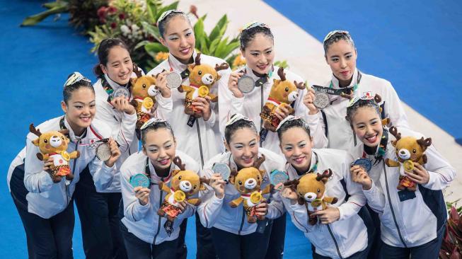 Tim Renang Artistik Jepang memperoleh medali perak setelah berlaga pada Final Beregu di Asian Games 2018 di Aquatic Center, Gelora Bung Karno, Jakarta, Rabu (29/8). ANTARA FOTO/INASGOC/Jurnasyanto Sukarno