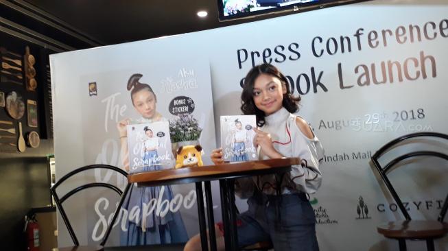 Naura di Book Launch Aku Naura: The Official Scrapbook, Pondok Indah Mall 1, Jakarta Selatan, Rabu (29/8/2018). [suara.com/Wahyu Tri Laksono]