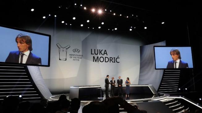 Pemain Real Madrid Luka Modric menerima penghargaan pemain terbaik UEFA musim 2017/18 dalam acara yang berlangsung di Monaco, Kamis (30/8/2018) [AFP]