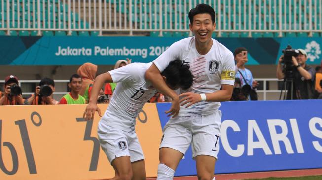 Selebrasi pesepak bola Korea Selatan Lee Seungwoo (kiri) dan Son Heung Min pada Babak Putra Semifinal Asian Games 2018 di Stadion Pakan Sari, Bogor, Rabu (29/8). ANTARA FOTO/INASGOC/Hery Sudewo