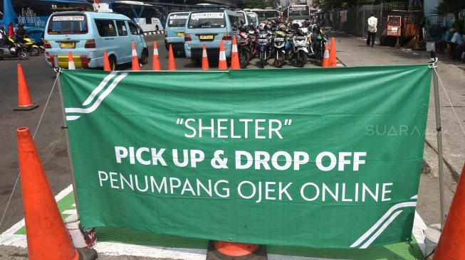 Pemrov DKI Jakarta akan menyiapkan tempat pemberhentian khusus bagi ojek online termasuk di terminal, rumah sakit, PD Pasar Jaya dan kantor-kantor pemerintahan agar tidak mengganggu ruang milik jalan (rumija) dan arus lalu lintas. [Suara.com/Muhaimin A Untung] 