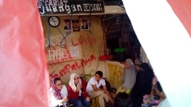 Bunda Merah Putih Berikan Bantuan Bagi Warga Menteng Pulo