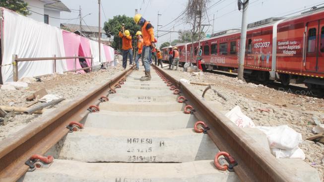 Pemasangan rel tersebut untuk perpindahan jalur gerbong kereta dan memisahkan atau merangkaikan kereta juga gerbong.(Suara.com/Oke Dwi Atmaja)